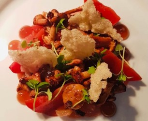 Geschmorte und gepickelte Aprikose - Geschmorte und gepickelte Aprikose. Pfifferlinge. Ponzu-Thai Basilikum Vinaigrette
Restaurant: Orania.Berlin 