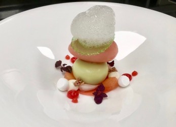 Yuzu-Matcha Creme - Yuzu-Matcha Creme mit Gelee und Sorbet von der Pampelmuse, Litschi-Yuzu-Luft auf Karamell