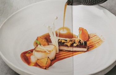 Scallop - Scallop, suckling pig belly, enoki mushrooms, ginger, sweet potato, wild mushroom dashisud
Chef: Bernhard Reiser
Restaurant: Reiser's am Stein