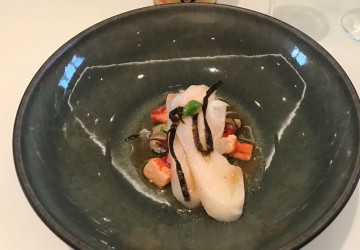 Kabeljau - Kabeljau, milde sous-vide gegart, Chilli  gehackte Korianderstiele, Shiro Miso, Senfkohl, Hummer Dashi