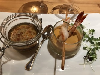 Suppen Variation - Kräftige Ochsenschwanzconsommé mit feiner Einlage und Pressknödel, Würziges Süppchen vom roten Curry an Garnele