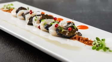 Scallop with Summer Truffle - Scallop with summer truffle and San Daniele ham powder
Chef: David Bassan