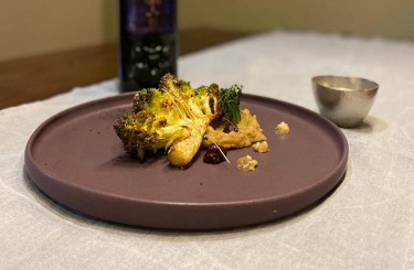 Romanesco - Romanesco / coconut and Jerusalem artichoke puree / cigar smoke / macadamia liquorice crunch / cranberry Szechuan jam
Cook: Gazi Gezen
Restaurant: Good Times For Good People