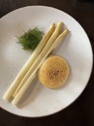 Weißer Spargel, Miso Sabayone, Bottarga - Weißer Spargel, frischer Dill, Miso-Yuzu Sabayone, garniert mit frisch geriebener Bottarga.