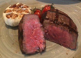 Wagyu Rinderfilet - Wagyu Rinderfilet mit Parmesan-Trüffelöl-Pommes frites, Zweierlei Spargel, BBQ Aubergine & Sauce Bérnaise