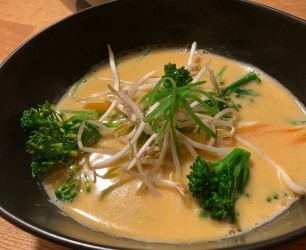 Thai Curry with Chicken - Thai curry with chicken, mango, banana, hot
Chef: Julian Stork
Restaurant: Hotel Haldensee 