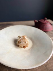 Tintenfisch 1000°  - Tintenfisch 1000° mit Kokosnuss, Weißer Schokolade & Birne
Koch: Tom Elstermeyer