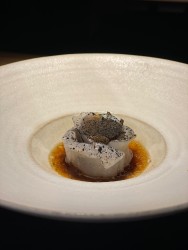 Black Rose aus Zander - Zander von den Altrheinfischern als Sashimi, Wintertrüffel-Ponzu, eingelegte Bete, Haselnussmayo, geröstete Haselnüsse