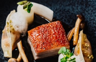 Karamellisierter Milchferkelbauch - Karamellisierter Milchferkelbauch, Unagi- Gyoza, Daikon, Mak Kenn Pfeffer und Tamarinden-Jus