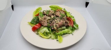 Beef Fillet - Beef fillet, chilli peppers, shiitake, coriander, fish sauce, watercress, tomatoes.
Chef / Restaurant: As an independent sommelier, I work with various restaurants.