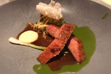 Iberico-Papada - Iberico-Papada, grüner Papayasalat, Tapioka, Lauch-Sud, Miso, Schnittlauchblüten