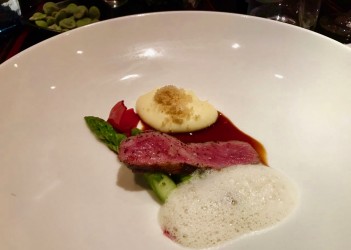 Original Kobe Striploin Beef - Original Kobe Striploin Beef, Teriyaki, Zwiebel-Kimchi, grüner Spargel, geräucherter Kartoffelschnee