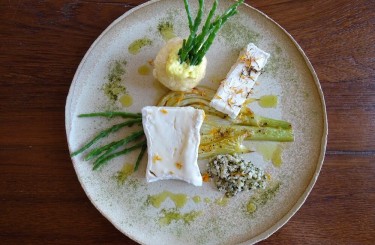 Brillat Savarin - Brillat Savarin with orange fennel, saffron & hemp
Cook: Peter H. Müller
Restaurant: Heimlichwirt - eatery