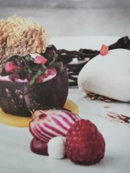 Beetroot and Yellow Beetroot - Beetroot, yellow beetroot, wild broccoli, caramel, iced goat's cream cheese, raspberry / balsamic varnish
Chef: Bernhard Reiser
Restaurant: Reiser's am Stein