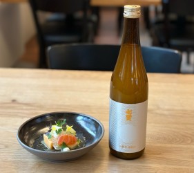 Frühling im Teller mit Spargel, Melone und Lachs - SHICHIKEN Emperor Sake zur Frühlings-Vorspeise aus Spargel, Melone, Lachs, mit einem Hauch Yuzu.