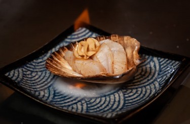 Jakobsmuscheln mit UNI-Butter - Jakobsmuscheln, serviert mit UNI-Butter (Seeigel-Butter)
Koch:Yuki Takioku
Restaurant: KABUKI Restaurant GmbH