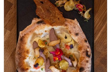 Pizza Bianca - Pizza bianca I ricotta- walnut cream I duck breast I herb pickling I christmas pear
Chef: Paul Prost