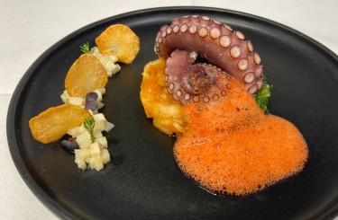 Pulpo / Tomato Foam - Pulpo / tomato foam / sesame wakame salad / kimchi / Jerusalem artichoke