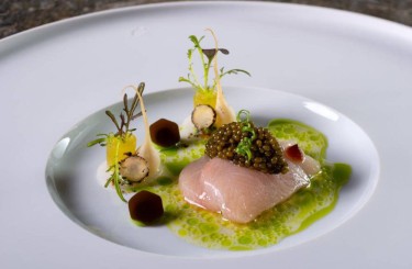 Hamachi - Kaviari Kaviar - Hamachi - Kaviari Kaviar - Daikon - geräucherter Dashi - Schnittlauch